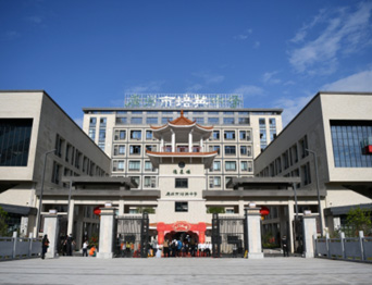 通用舞臺吊桿承接廣州市培英中學，大屏幕顯示系統(tǒng)、音頻擴聲系統(tǒng)、燈光系統(tǒng)、舞臺吊桿及機械等多系統(tǒng)相互協(xié)作