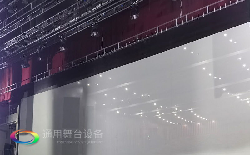 通用舞臺承建：南京曉莊學(xué)院報告廳舞臺項目（舞臺音響、舞臺燈光吊桿、幕布...）